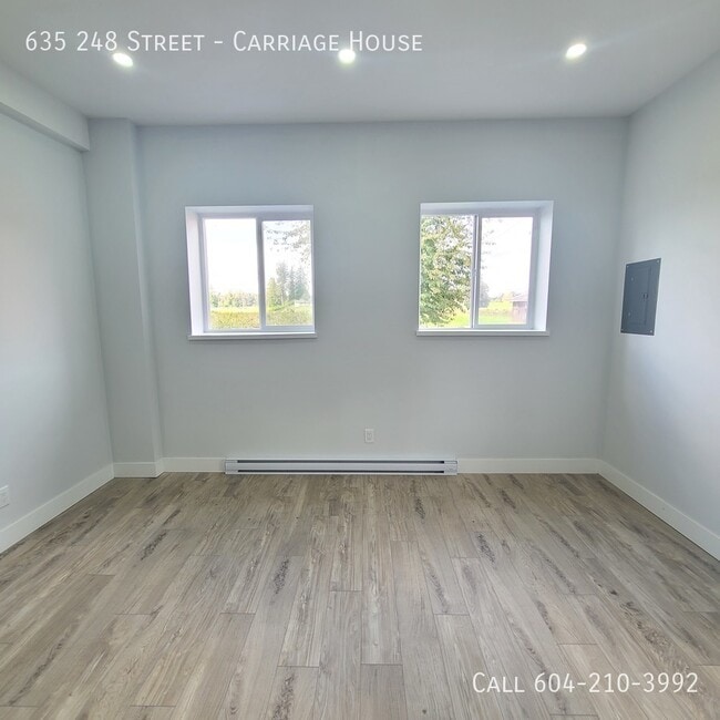 Building Photo - Cozy Coach House-Utilities Included!
