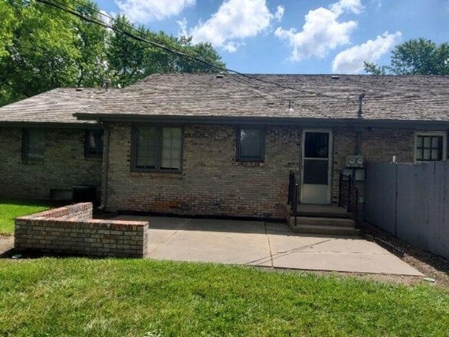 Building Photo - 2703 Nottingham Dr