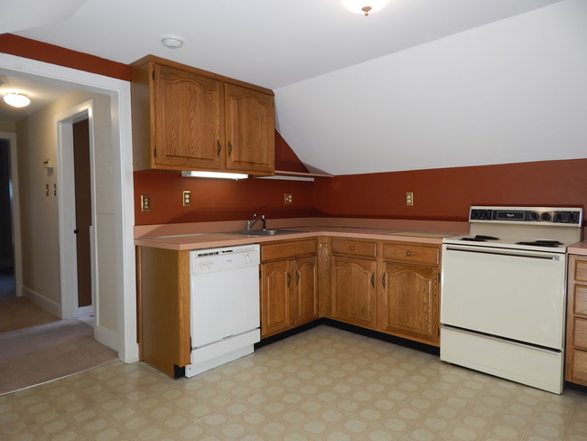 Kitchen: Stove, Oven, Refridgerator - 76 S Main St