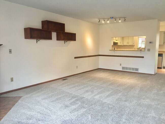 Building Photo - Lovely and Bright Louisville Townhome for ...