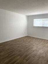 Building Photo - 5625 Antoine Dr