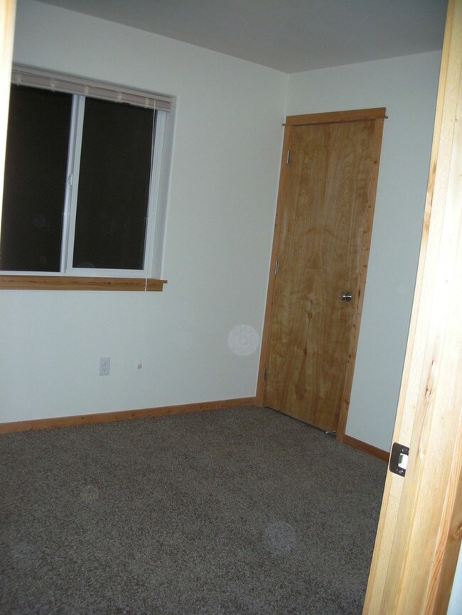 Building Photo - Pet Friendly 3 Bedroom on Indian Hills