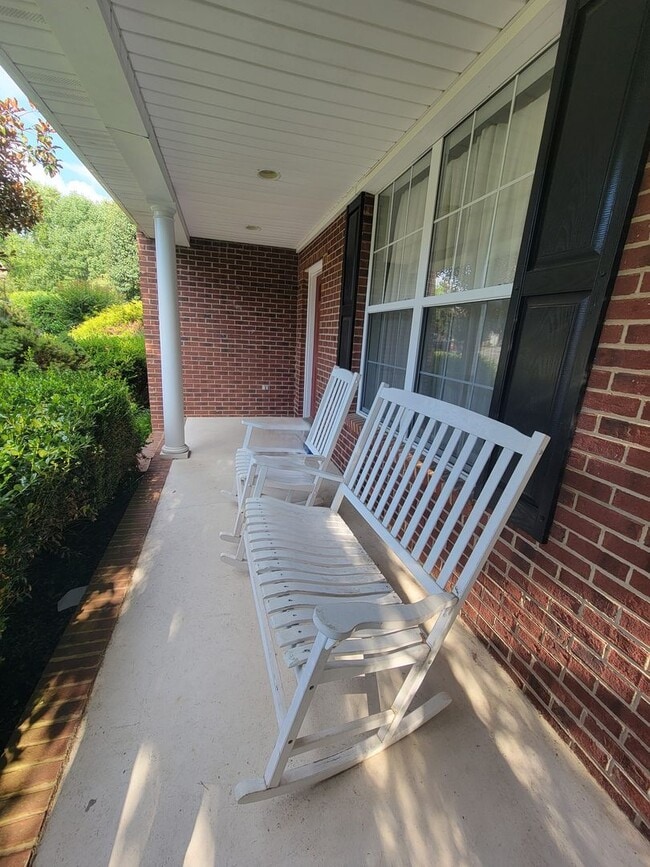 Building Photo - Knoxville 37922 - 4 bedroom, 2.5 bath home...