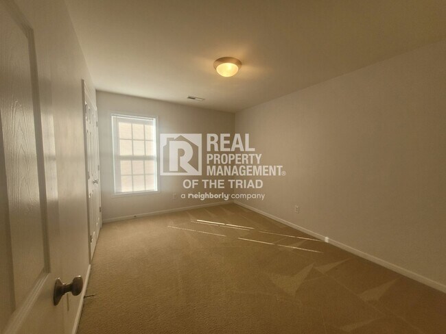 Foto del edificio - Clemmons 4 Bedroom home w/fenced yard!