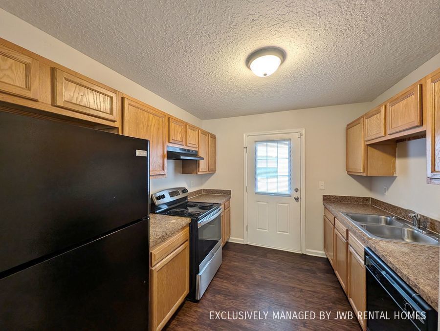 Foto principal - 8431 Jasper Ave