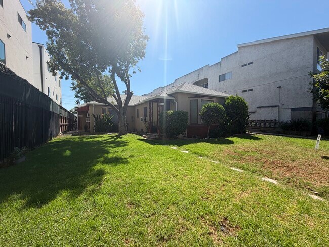 Foto del edificio - 5646 Farmdale Ave