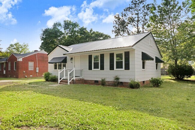 Building Photo - CHARMING & UPDATED 3 BR, 2 BA HOME IN GOLD...