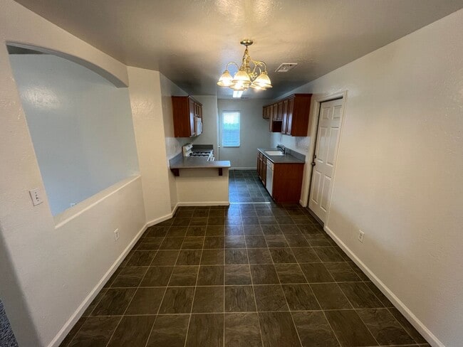 Foto del edificio - CHARMING HOME In Porterville