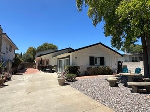 Building Photo - 1300 Oak Ave