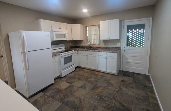 Foto del edificio - 532-534 W Lake Deer Dr