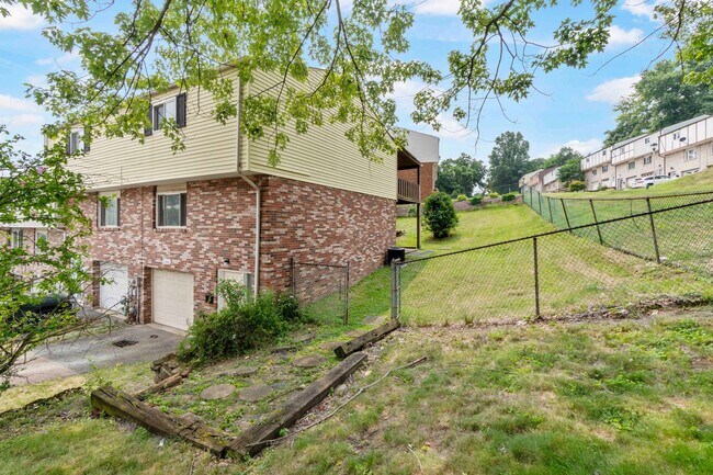 Building Photo - AVAILABLE NOW!! Fully RENOVATED 2 bedroom TOWNHOME in WEST MIFFLIN!