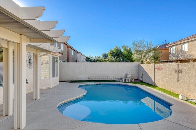 Building Photo - POOL House in Silverado Ranch!
