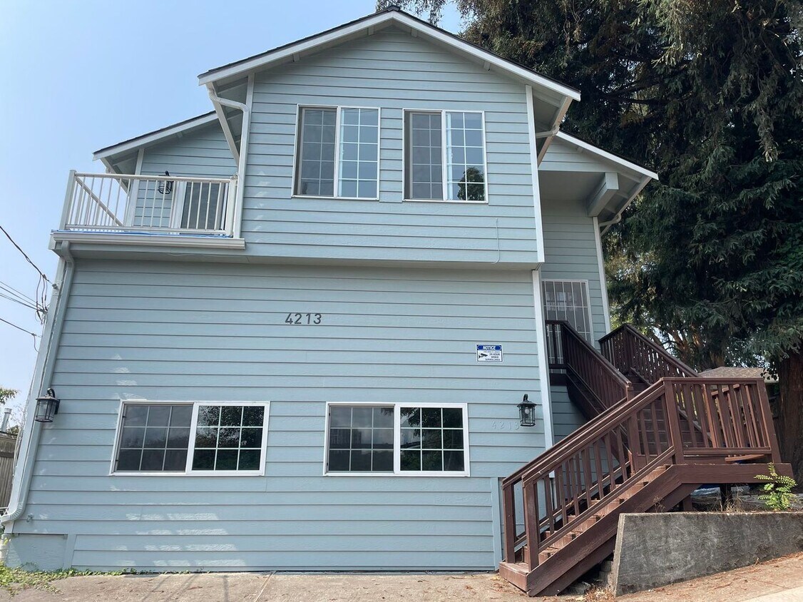 Primary Photo - Newly renovated 9-bed, 4-bath house in U-d...