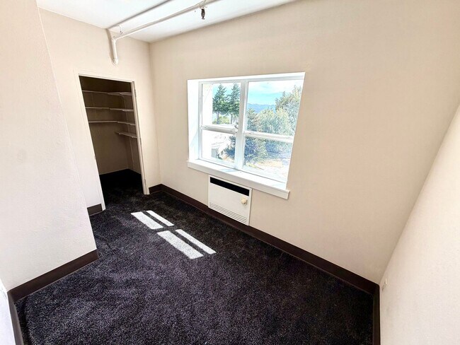 Foto del edificio - UNDER NEW MANAGEMENT: Rare & Limited 2-bdrm, 2-bathroom efficiency unit #313 – All Utilities & Wi...