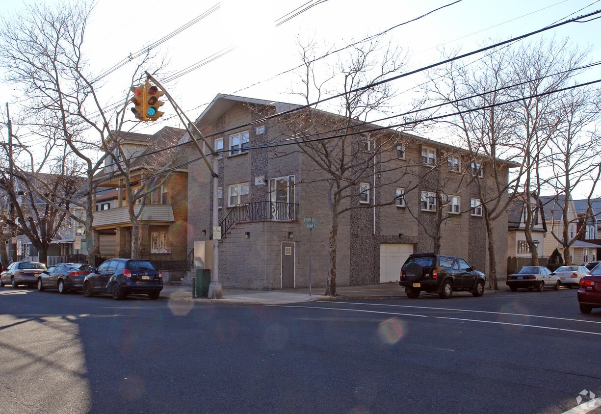 Primary Photo - 261-263 Avenue B