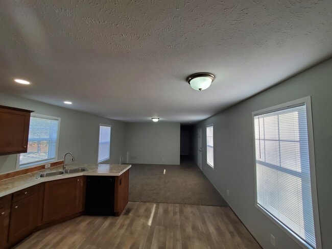 Building Photo - 8 Bluebird Hill Dr