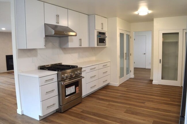 Building Photo - Crest23-25