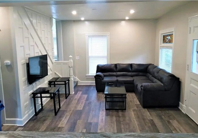 Building Photo - 35 Oak St