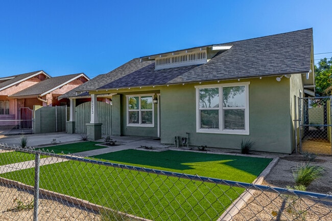 Foto del edificio - Modern 3-Bed, 2-Bath Home in Downtown Phoenix with Private Yard & Fire Pit