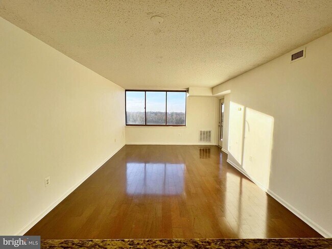 Foto del edificio - 10101 Grosvenor Pl