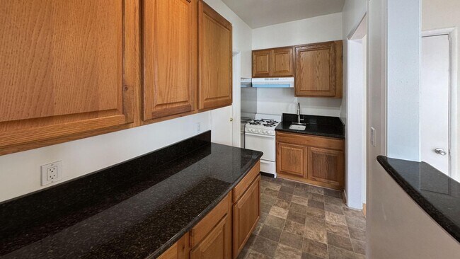 Foto del edificio - 130 W Channel Rd