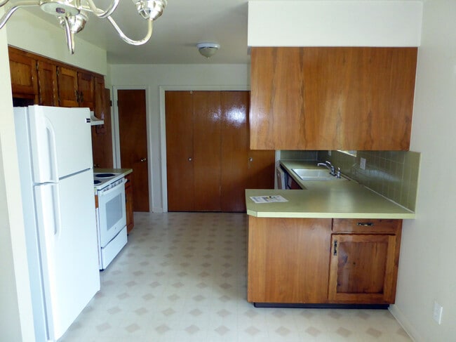 Building Photo - 808 Dawn Ave