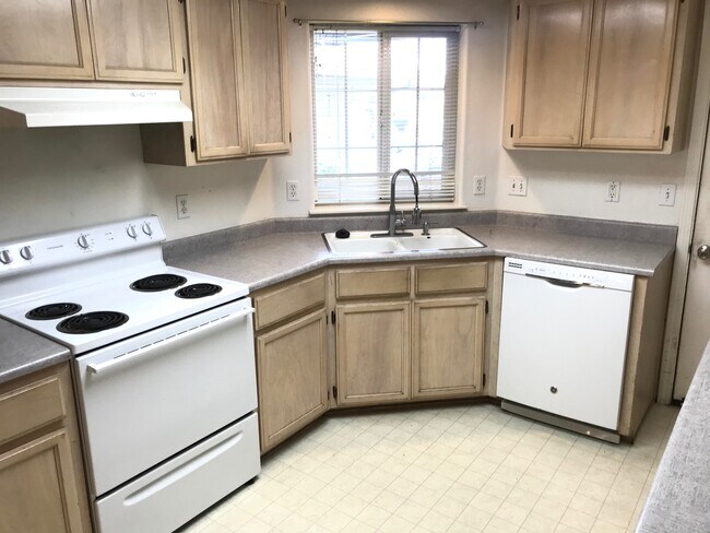 Building Photo - 885 Columbine Way