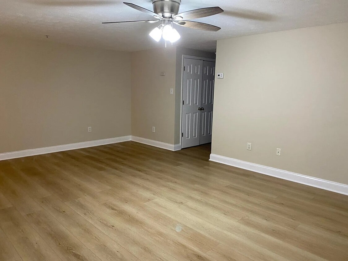 Foto principal - 7665 Gladstone Rd