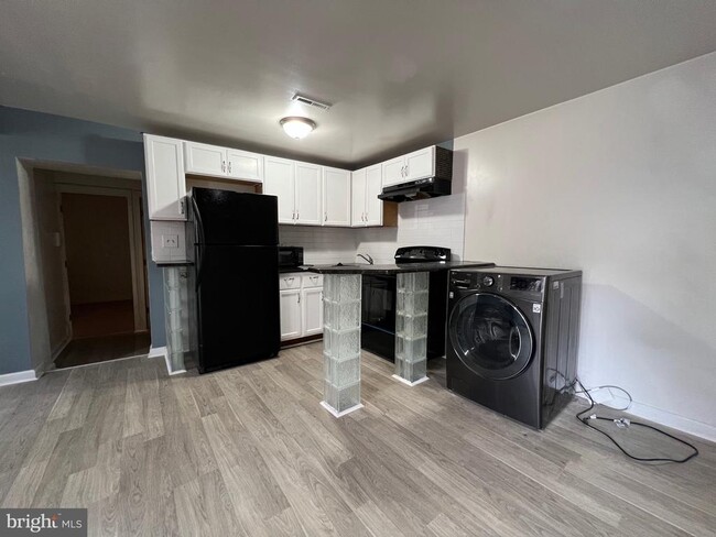 Building Photo - 515 W Girard Ave