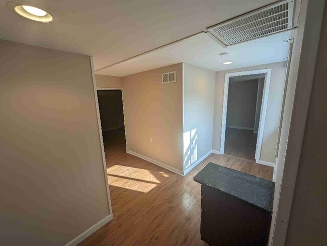 Building Photo - 275 E Lake Dr