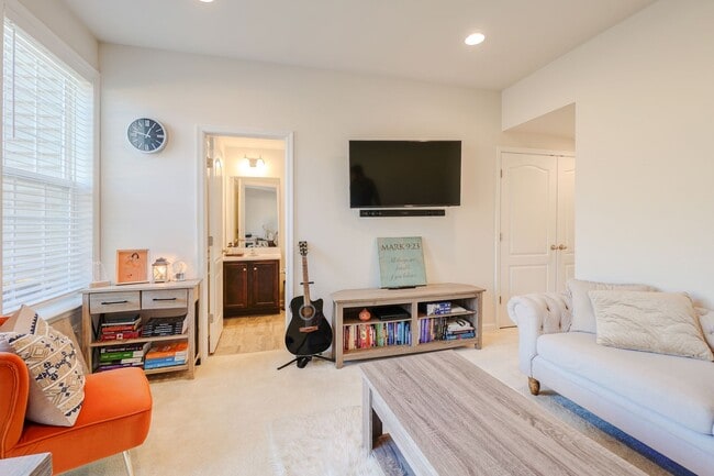 Foto del edificio - UPSCALE 3 BEDROOM 3.5 BATH HOME IS AVAILABLE NOW IN UPPER MARLBORO!