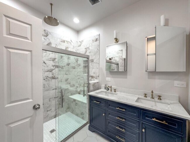 Foto del edificio - 4 bedroom in Chicago IL 60657
