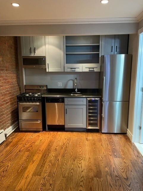 Building Photo - 424 E 9th St