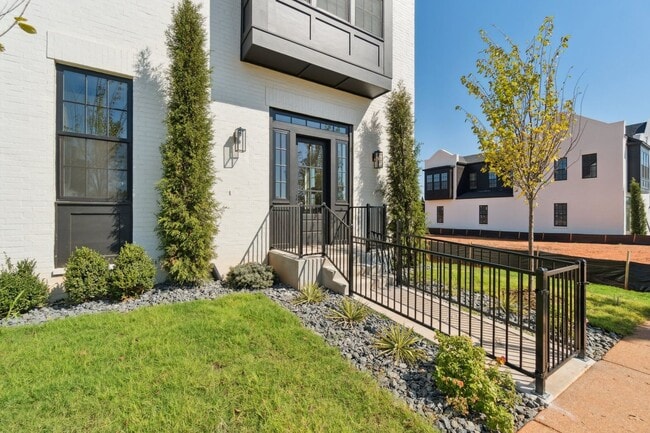 Building Photo - Townhome 3 bed 2.5 bath "The Milky Maison" in the Heart of Selah