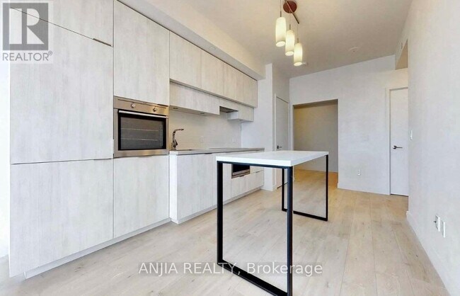 Photo du bâtiment - 8 Eglinton Ave E