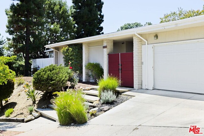 Building Photo - 3237 Canyon Lake Dr