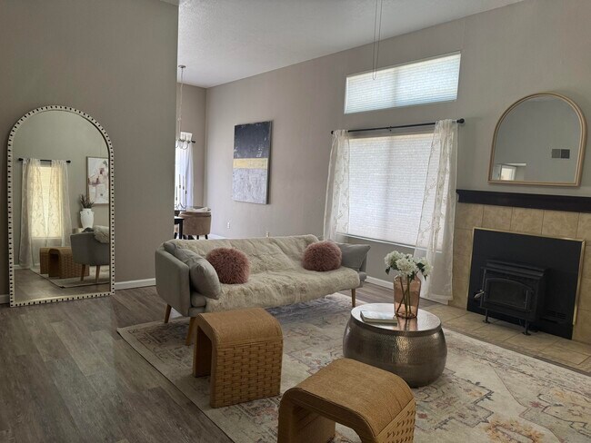Foto del edificio - 10241 Las Casitas Ct NE