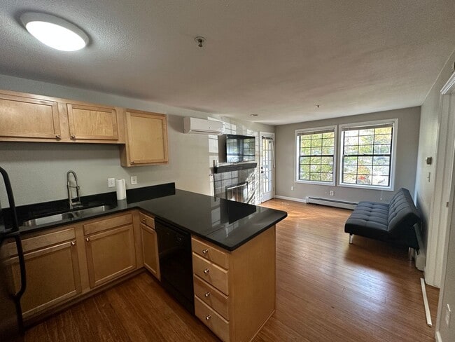 Building Photo - Condo on the Hill Available Aug 2026