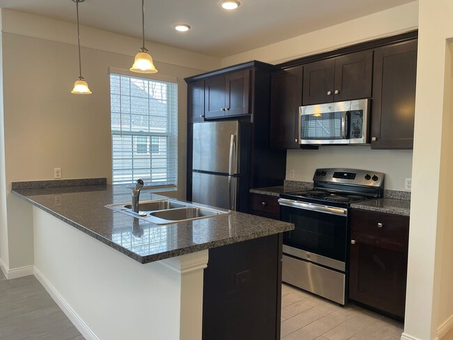 Building Photo - 3 Bedroom, 2 Bath, End-Unit condo style re...