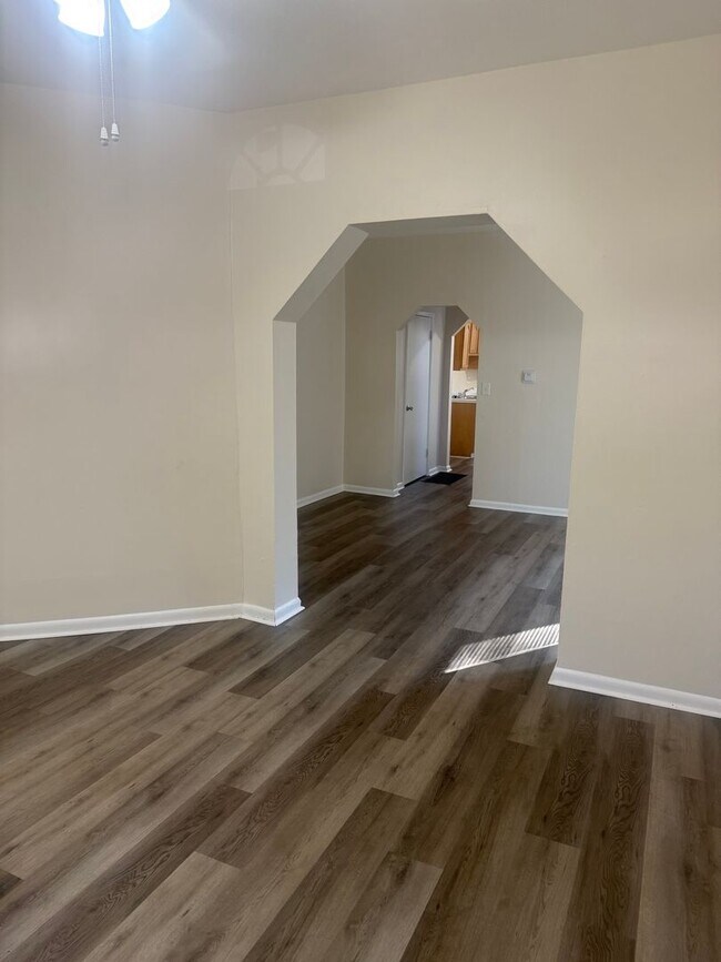 Building Photo - NCH - 608-610 Carpenter St.