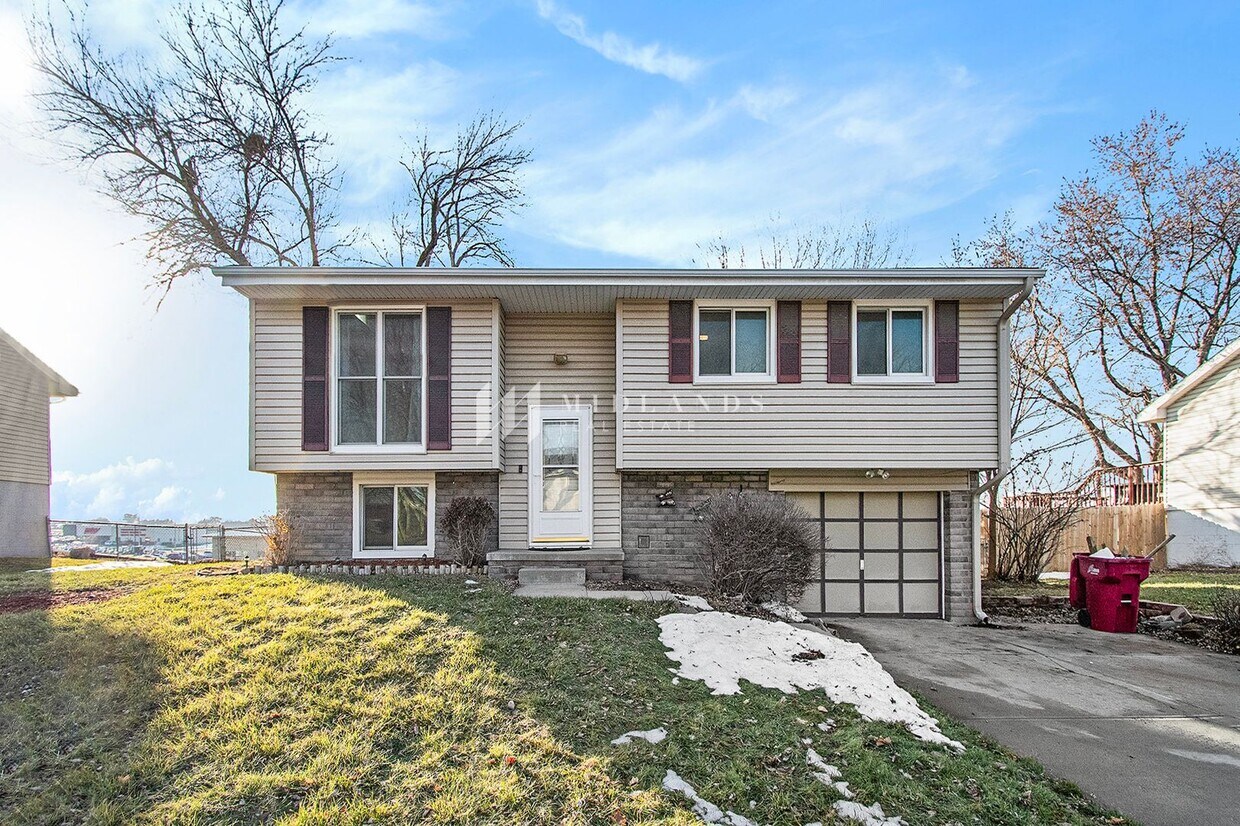 Primary Photo - Split Level in the Meadows