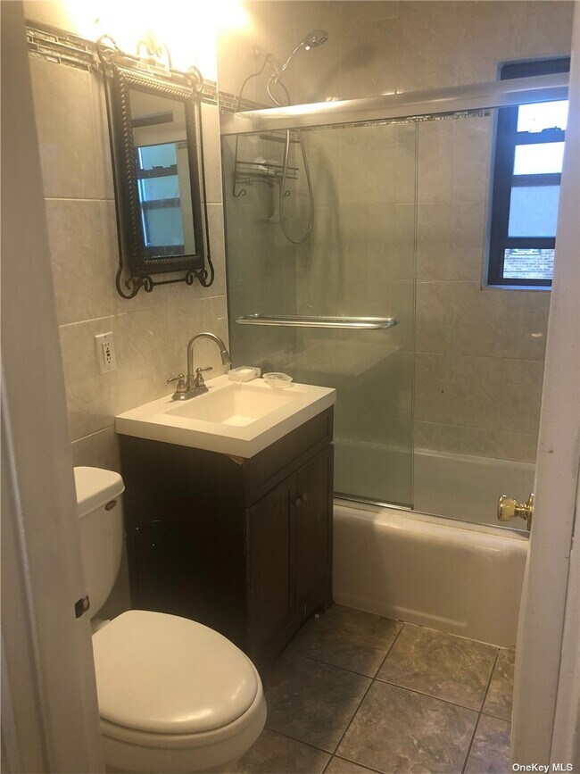 Foto del edificio - 74-73 220th St