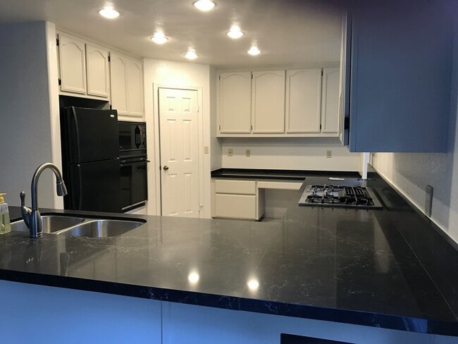 Building Photo - 4 Bedroom, 2.5 Bath House w/2 Garages on 1...
