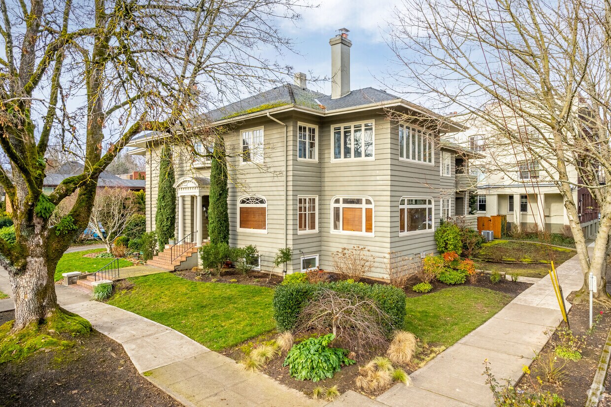 Foto principal - 2171 NE Schuyler St