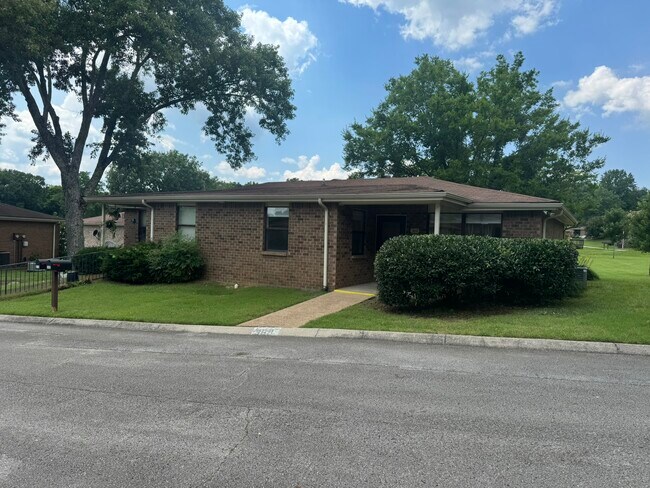 Foto del edificio - 369 Deer Lake Dr
