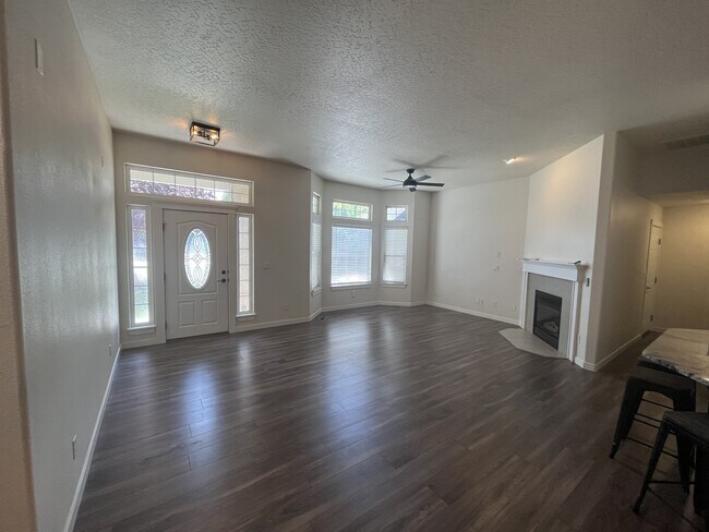 Building Photo - 1820 W Camelot Dr