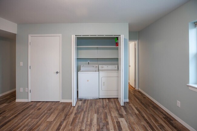 Building Photo - 3D Tour Available - Close to KSU Campus + Pet friendly + Washer & Dryer! Available August 1st!