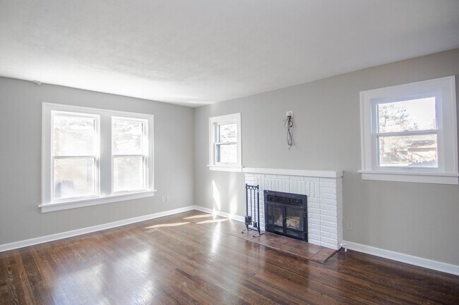 Foto del edificio - Beautiful 3-Bedroom Home with Natural Ligh...