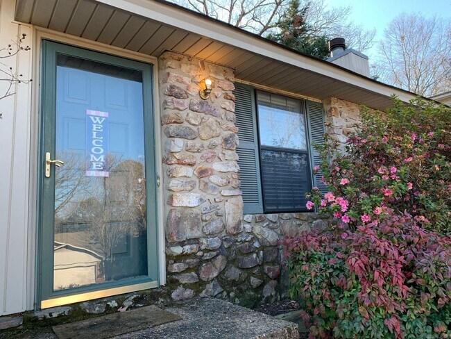 Building Photo - 22 Rio Grande Forest Dr