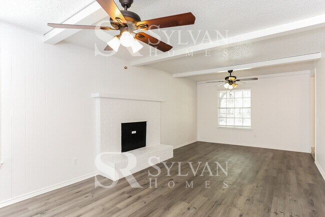 Building Photo - Feel welcome and comfortable in this spaci...